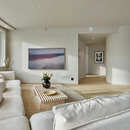 Brand New And Luxurious Penthouse In Centre! Lejlighed