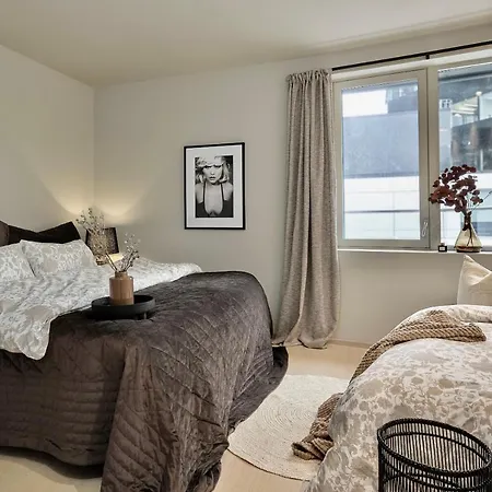 Brand New And Luxurious Penthouse In Centre! *