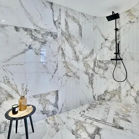 Brand New And Luxurious Penthouse In Centre!